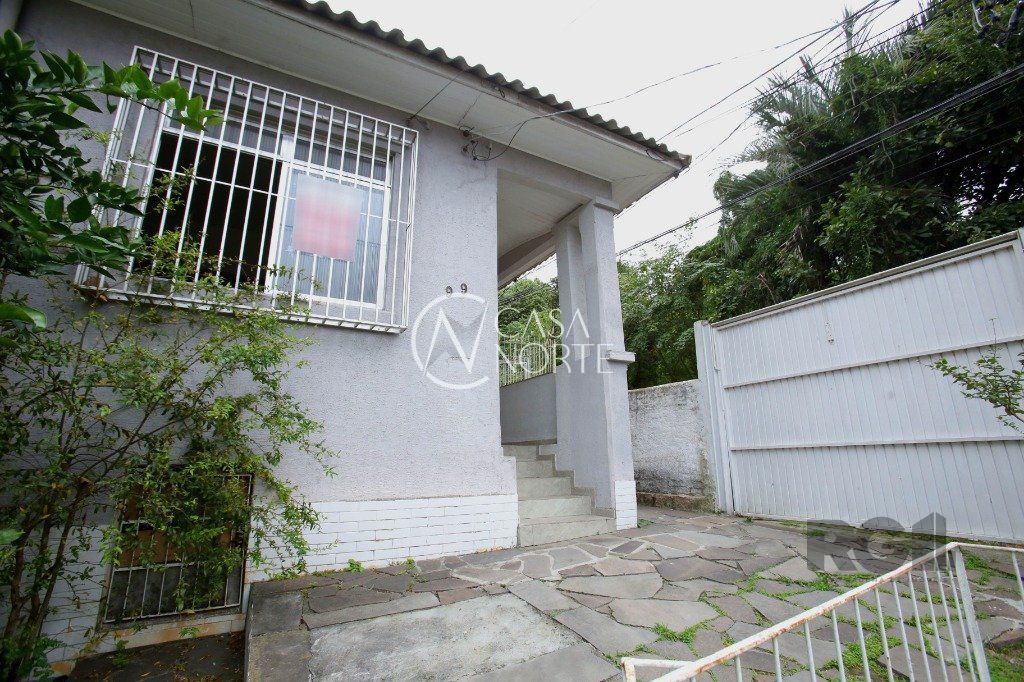 Casa à venda com 2 quartos, 95m², 1 vaga, Avenida General Barreto Viana no bairro Chácara das Pedras em Porto Alegre