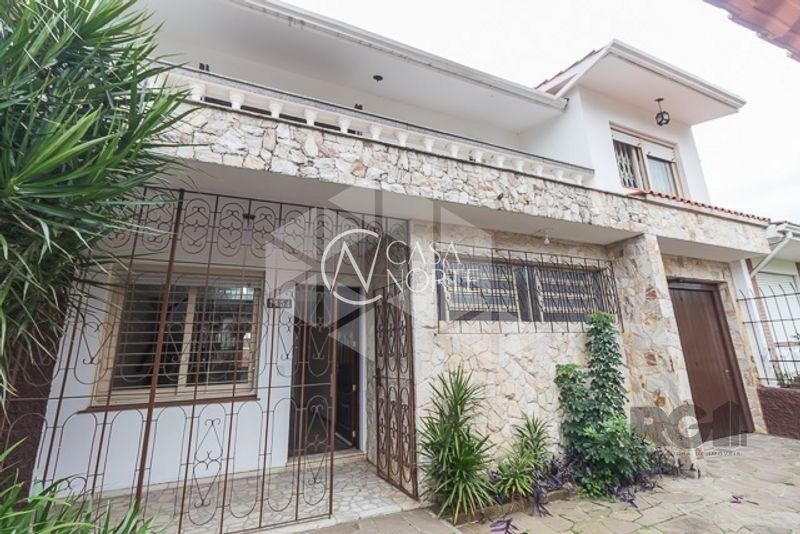 Casa à venda com 4 quartos, 280m², 1 suíte, 2 vagas, Rua Matias José Bins no bairro Chácara das Pedras em Porto Alegre