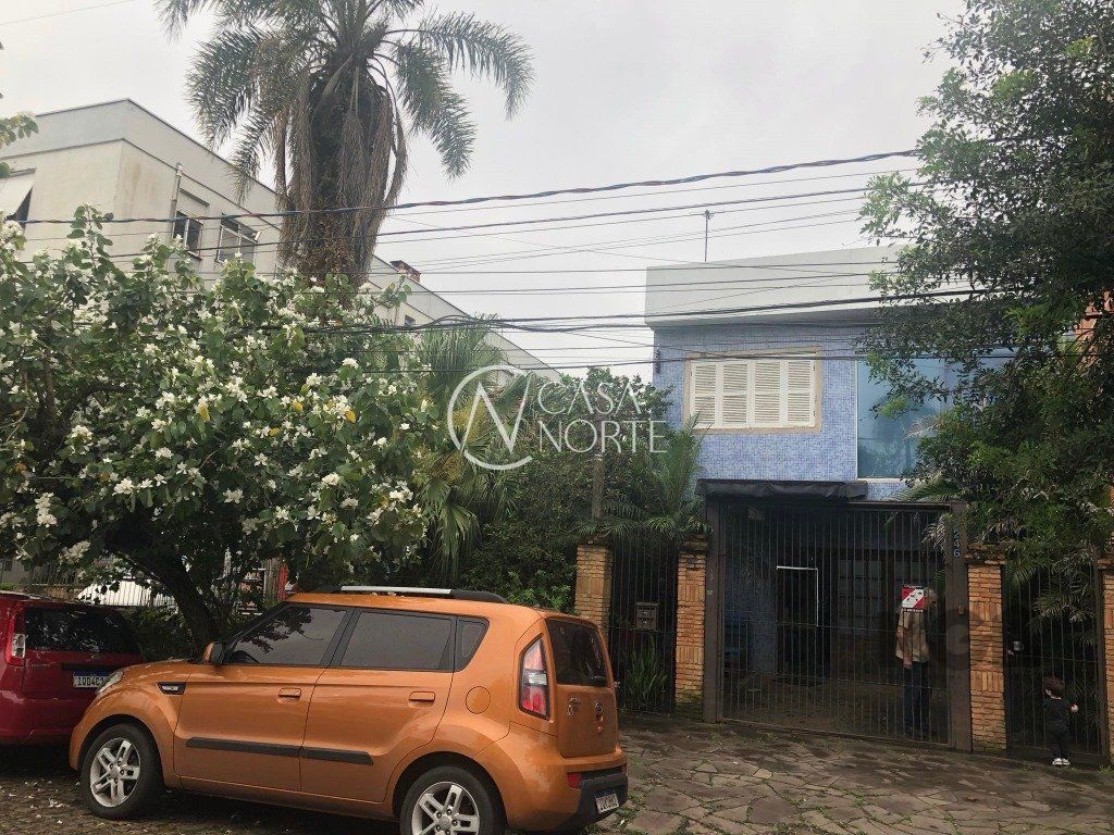 Casa à venda com 4 quartos, 300m², 2 vagas, Rua Marquês de Alegrete no bairro São João em Porto Alegre