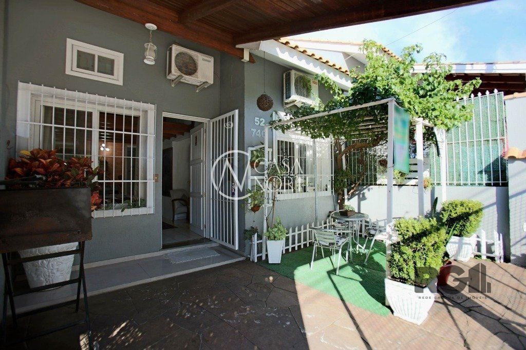 Casa à venda com 3 quartos, 70m², 2 vagas, Rua Professora Ziláh Totta no bairro Jardim Leopoldina em Porto Alegre