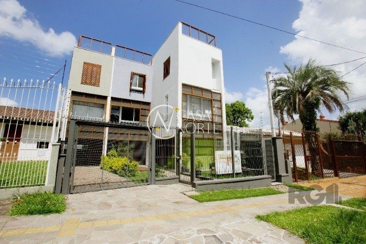 Sobrado à venda com 2 quartos, 139m², 2 suítes, 2 vagas, Rua Vinte e Quatro de Agosto no bairro Jardim Sabará em Porto Alegre