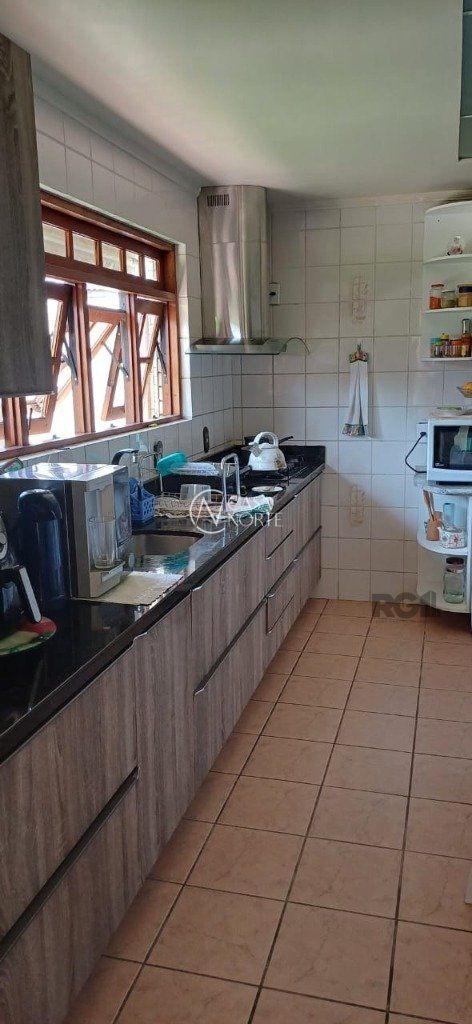 Casa à venda com 3 quartos, 271m², 1 suíte, 2 vagas, Rua Ibanez André Pitthan Souza no bairro Jardim Sabará em Porto Alegre