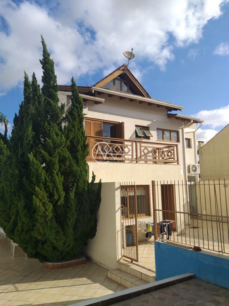 Casa de Condomínio à venda com 2 quartos, 237m², 1 suíte, 2 vagas, Rua Antônio Delapieve no bairro Mário Quintana em Porto Alegre