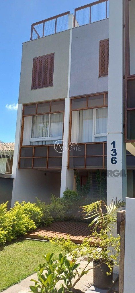 Sobrado à venda com 2 quartos, 139m², 2 suítes, 2 vagas, Rua Vinte e Quatro de Agosto no bairro Jardim Sabará em Porto Alegre