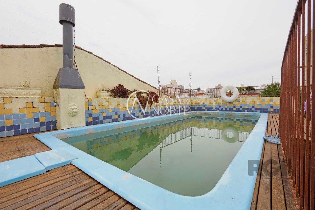 Casa à venda com 5 quartos, 230m², 1 suíte, 4 vagas, Rua Fátima no bairro Partenon em Porto Alegre