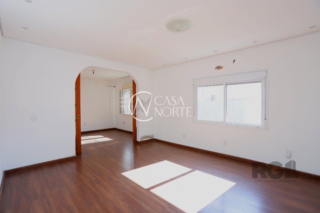 Casa à venda com 3 quartos, 200m², 1 suíte, 2 vagas, Rua Luiz Cosme no bairro Passo da Areia em Porto Alegre