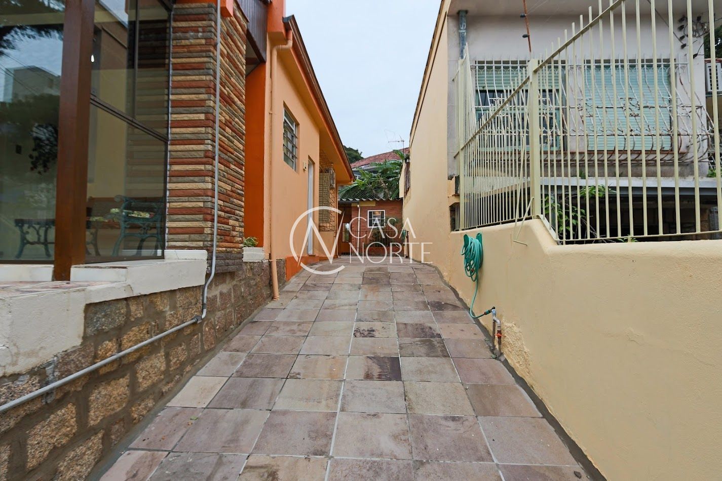 Casa à venda com 3 quartos, 164m², 1 suíte, 3 vagas, Rua Artigas no bairro Petrópolis em Porto Alegre