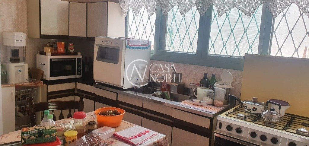 Casa à venda com 3 quartos, 167m², 2 vagas, Rua Azevedo Sodre no bairro Passo da Areia em Porto Alegre