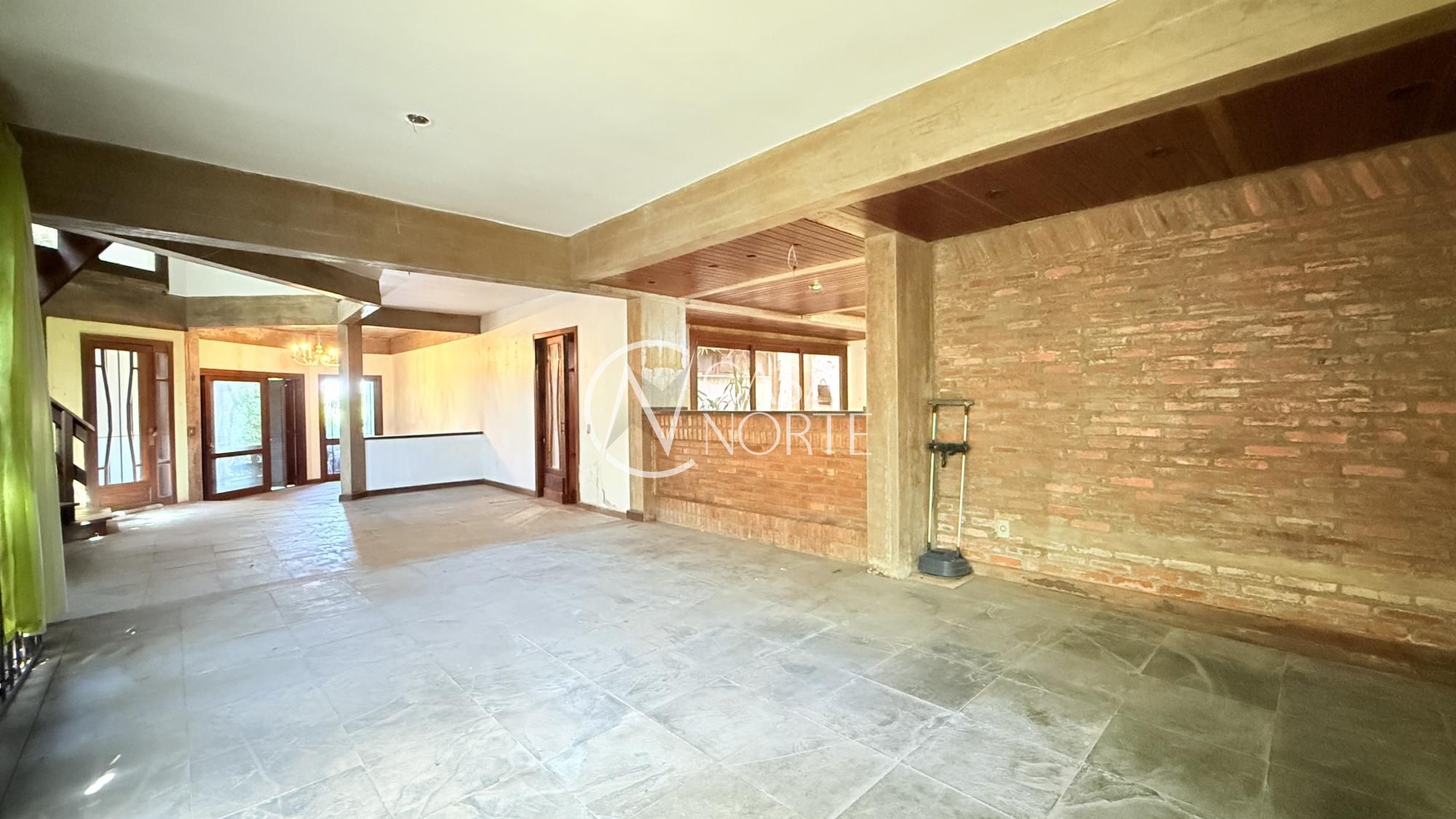 Casa à venda com 5 quartos, 300m², 3 suítes, 4 vagas, Avenida Guaíba no bairro Vila Assunção em Porto Alegre