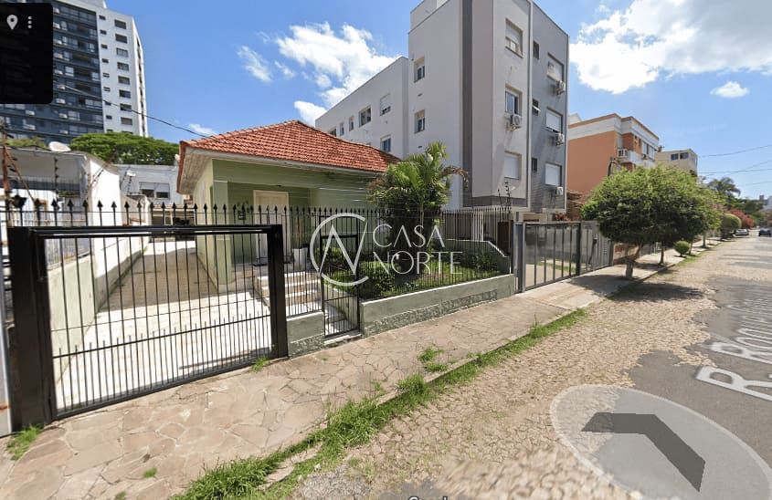 Casa à venda com 3 quartos, 250m², 2 suítes, 3 vagas, Rua Roque Gonzales no bairro Jardim Botânico em Porto Alegre