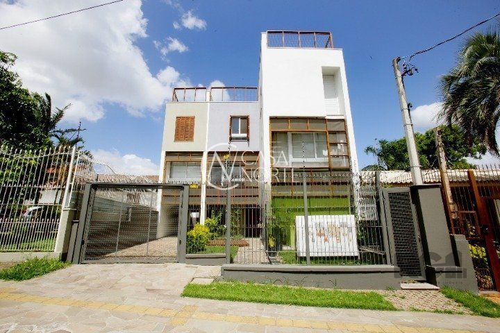 Sobrado à venda com 2 quartos, 133m², 2 suítes, 2 vagas, Rua Vinte e Quatro de Agosto no bairro Jardim Sabará em Porto Alegre