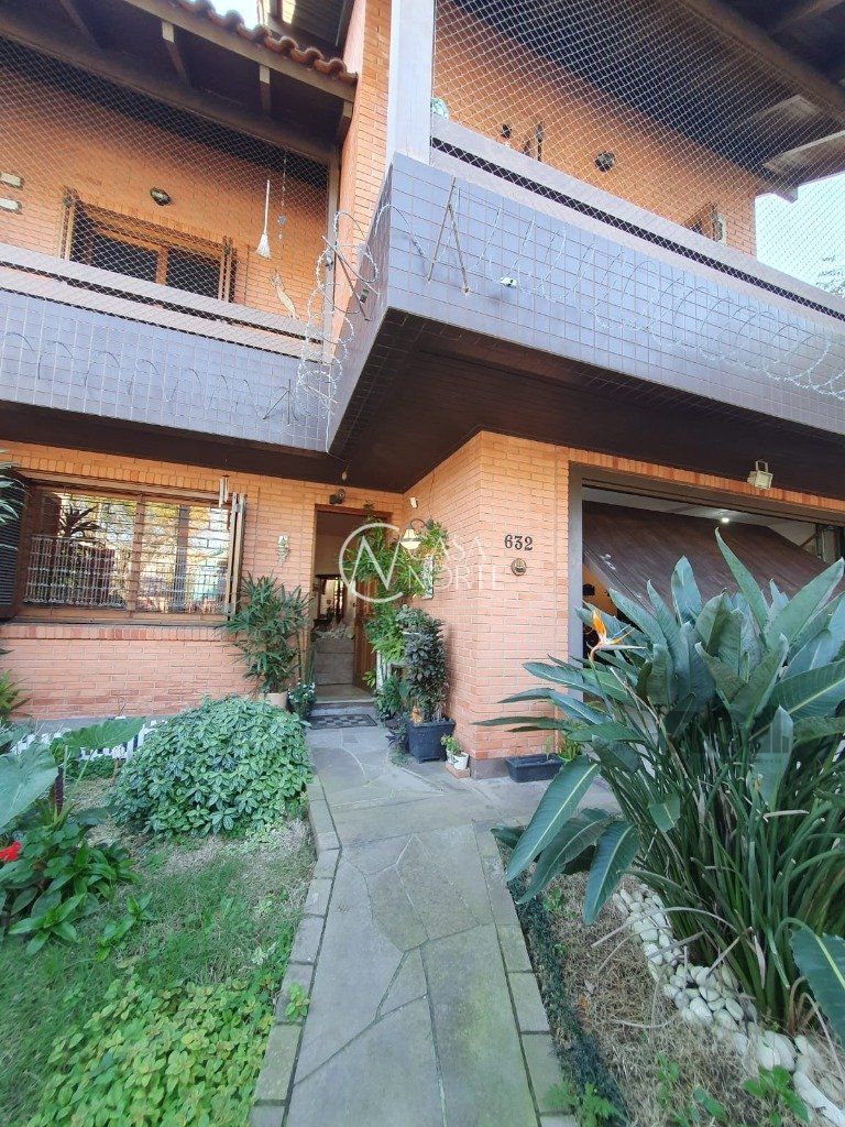 Sobrado à venda com 3 quartos, 212m², 1 suíte, 4 vagas, Rua Conselheiro Davila no bairro Jardim Floresta em Porto Alegre