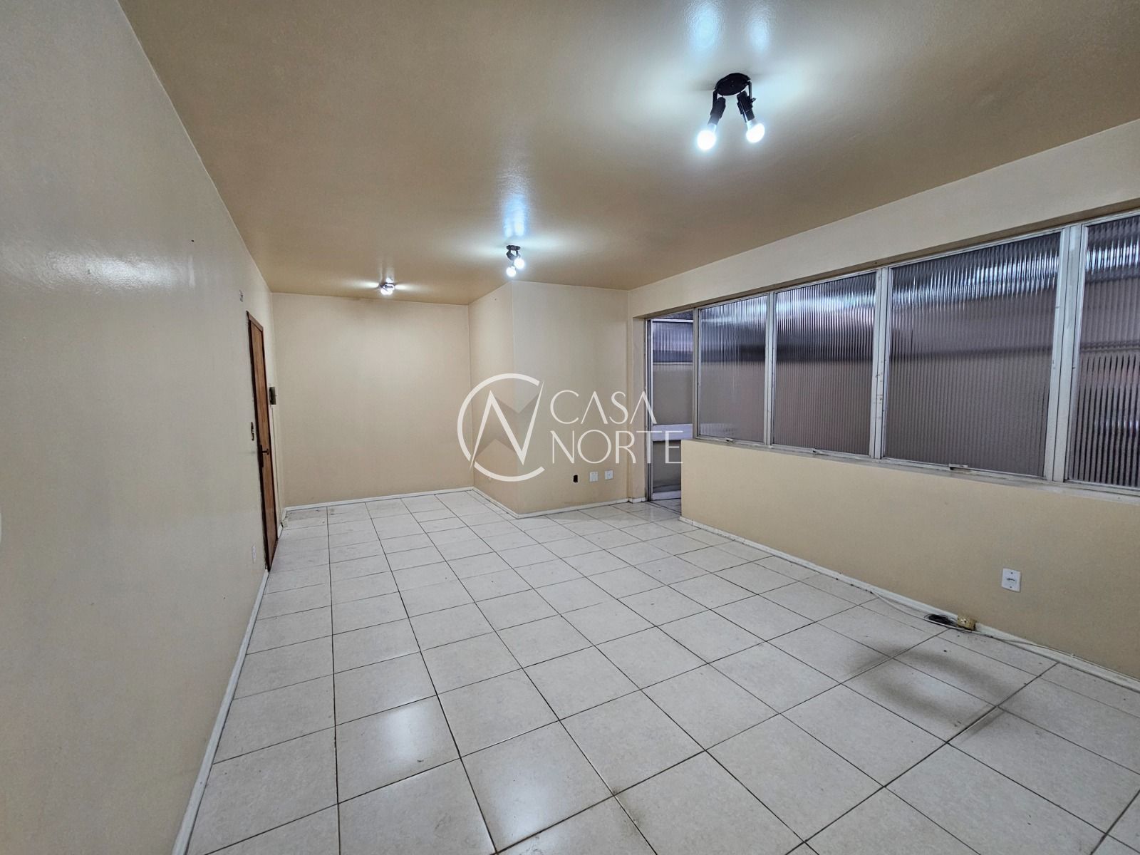 Sala Comercial à venda com 1 quarto, 53m², Avenida Cristóvão Colombo no bairro Moinhos de Vento em Porto Alegre