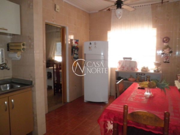 Casa à venda com 3 quartos, 150m², 2 vagas, Rua Doutor Ernesto Ludwig no bairro Chácara das Pedras em Porto Alegre