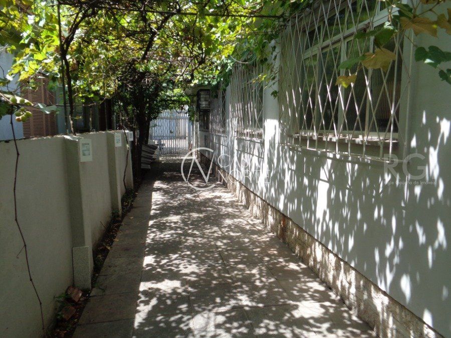 Casa à venda com 3 quartos, 200m², 2 vagas, Rua Arabutan no bairro Navegantes em Porto Alegre