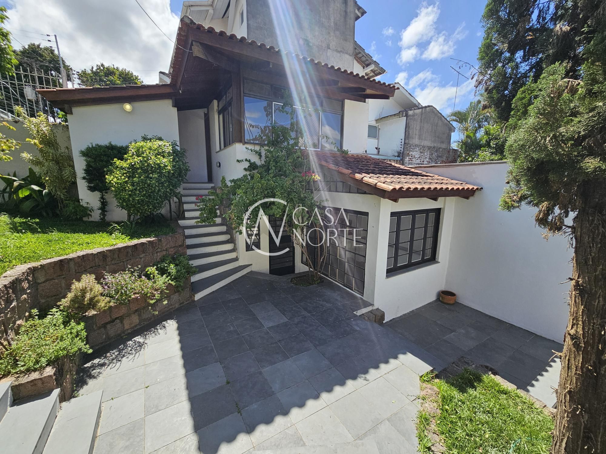 Casa à venda com 3 quartos, 250m², 1 suíte, 3 vagas, Rua Indianápolis no bairro Três Figueiras em Porto Alegre