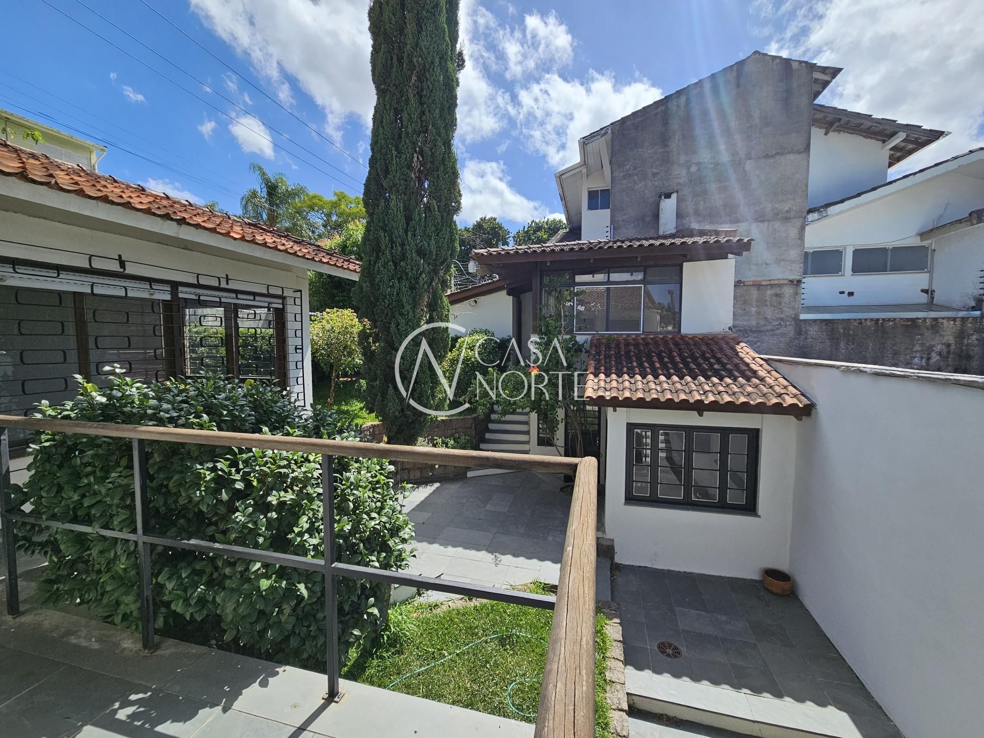 Casa à venda com 3 quartos, 250m², 1 suíte, 3 vagas, Rua Indianápolis no bairro Três Figueiras em Porto Alegre