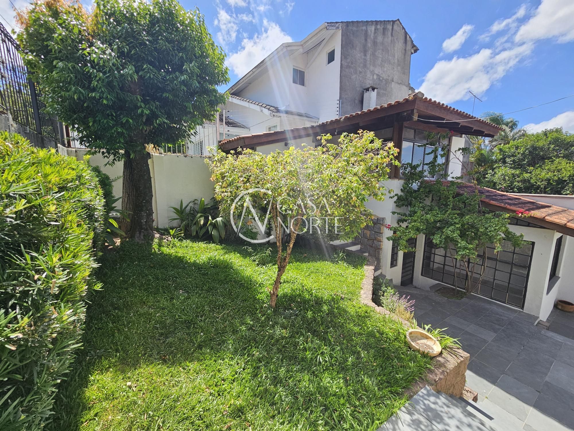 Casa à venda com 3 quartos, 250m², 1 suíte, 3 vagas, Rua Indianápolis no bairro Três Figueiras em Porto Alegre