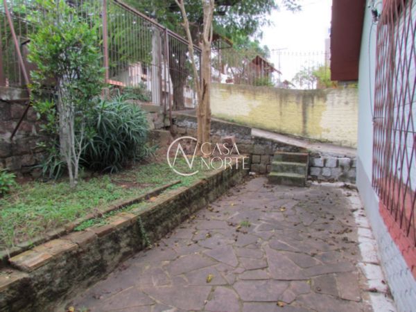 Casa à venda com 3 quartos, 74m², 4 vagas, Rua Professor Abilio Azambuja no bairro Jardim do Salso em Porto Alegre