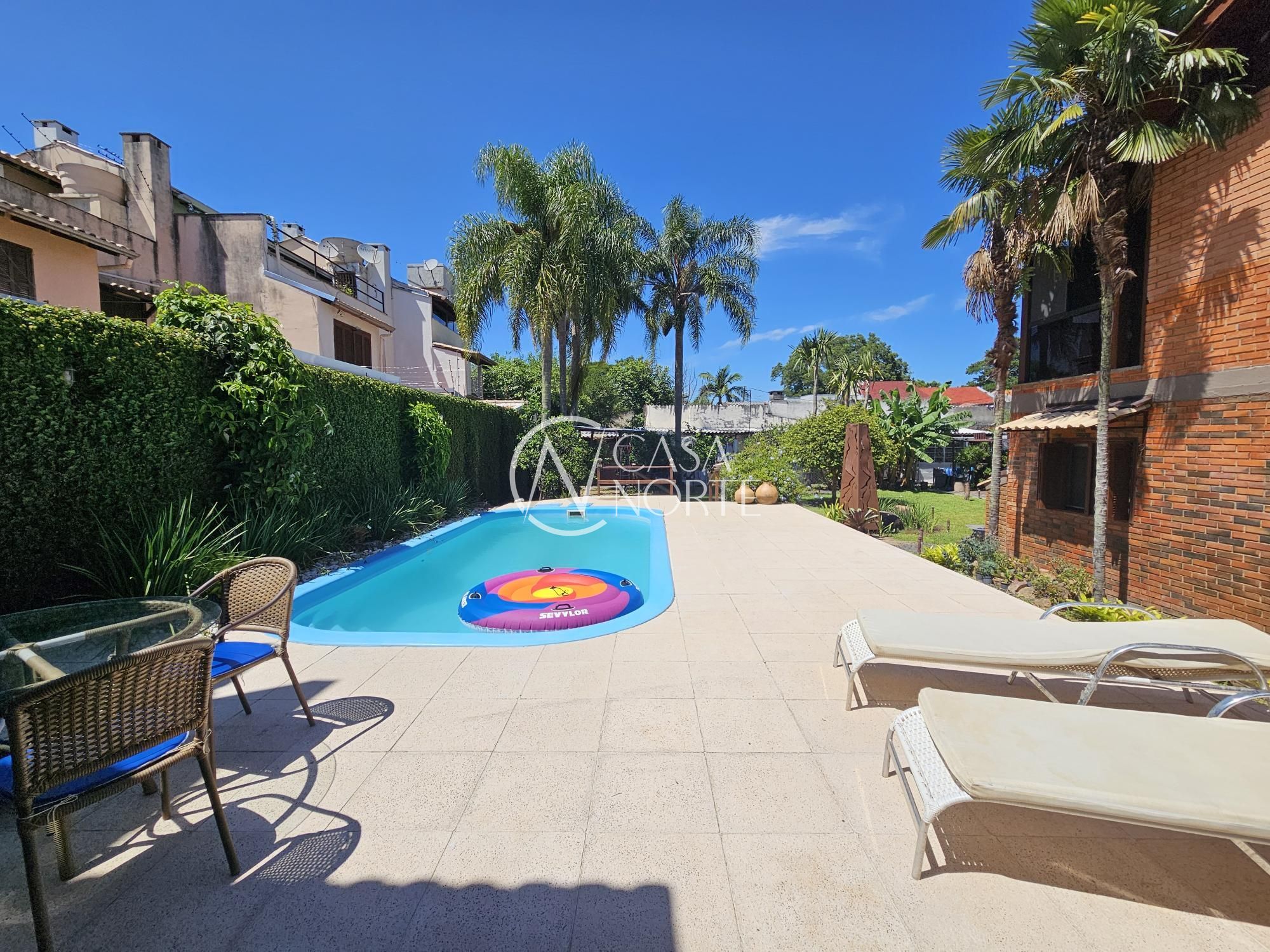 Casa à venda com 3 quartos, 280m², 2 suítes, 2 vagas, Rua Jacipuia no bairro Guarujá em Porto Alegre