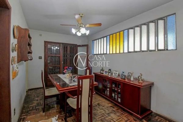 Casa à venda com 3 quartos, 202m², 1 suíte, 4 vagas, Rua Professor Pedro Santa Helena no bairro Jardim do Salso em Porto Alegre