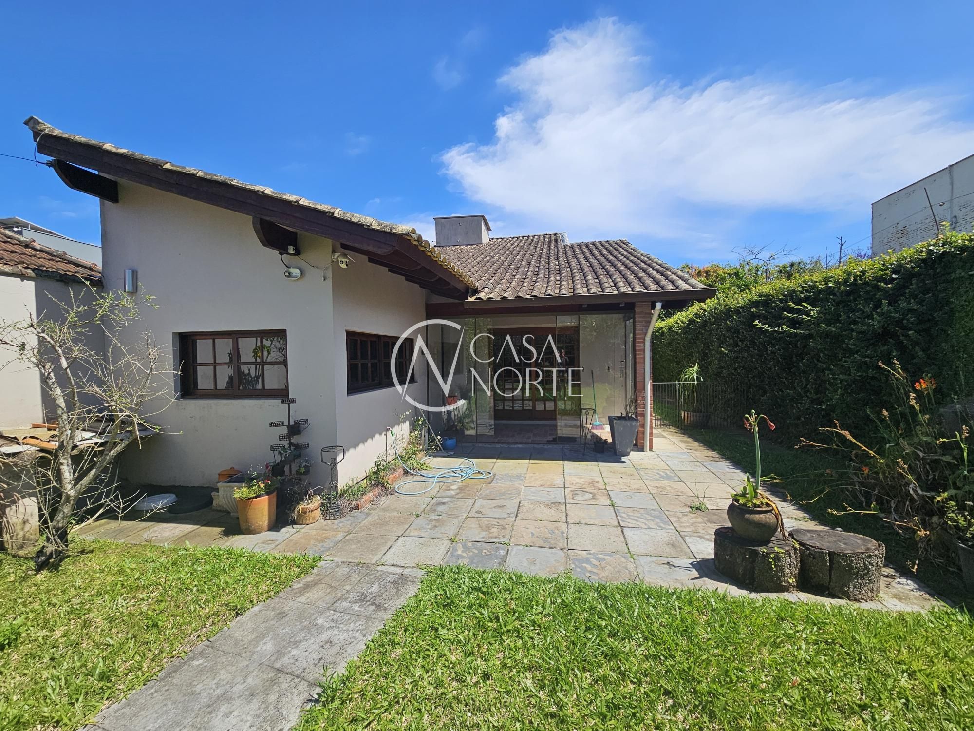 Sobrado à venda com 3 quartos, 130m², 2 suítes, 2 vagas, Rua General Rondon no bairro Tristeza em Porto Alegre