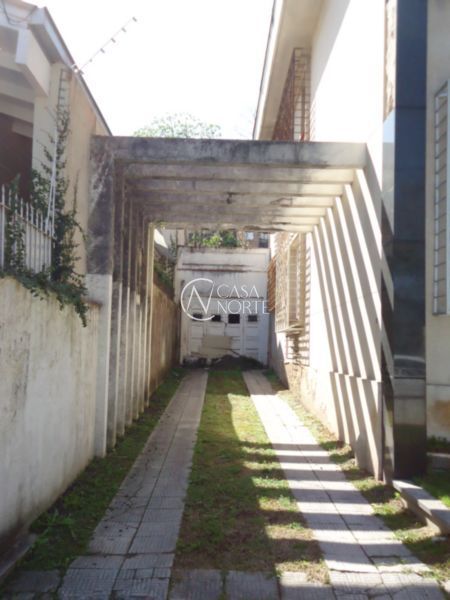 Casa à venda com 6 quartos, 510m², 1 suíte, 3 vagas, Rua Zamenhoff no bairro São João em Porto Alegre