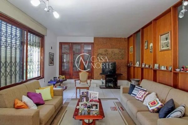 Casa à venda com 3 quartos, 202m², 1 suíte, 4 vagas, Rua Professor Pedro Santa Helena no bairro Jardim do Salso em Porto Alegre