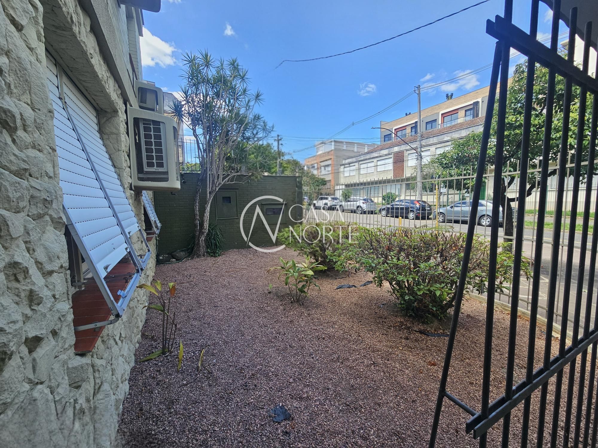 Casa Comercial à venda com 8 quartos, 350m², Rua Santa Cecília no bairro Santa Cecília em Porto Alegre