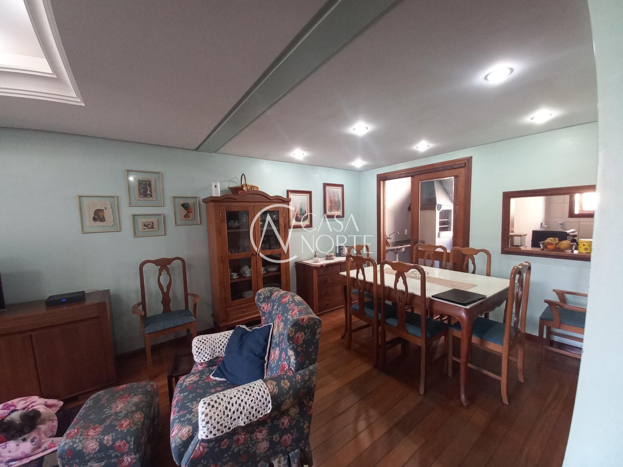 Sobrado à venda com 3 quartos, 178m², 1 suíte, 2 vagas, Rua Doutor Mário Totta no bairro Tristeza em Porto Alegre