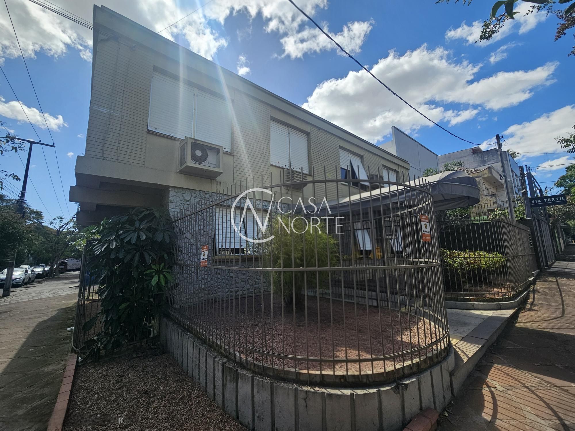 Casa Comercial à venda com 8 quartos, 350m², Rua Santa Cecília no bairro Santa Cecília em Porto Alegre