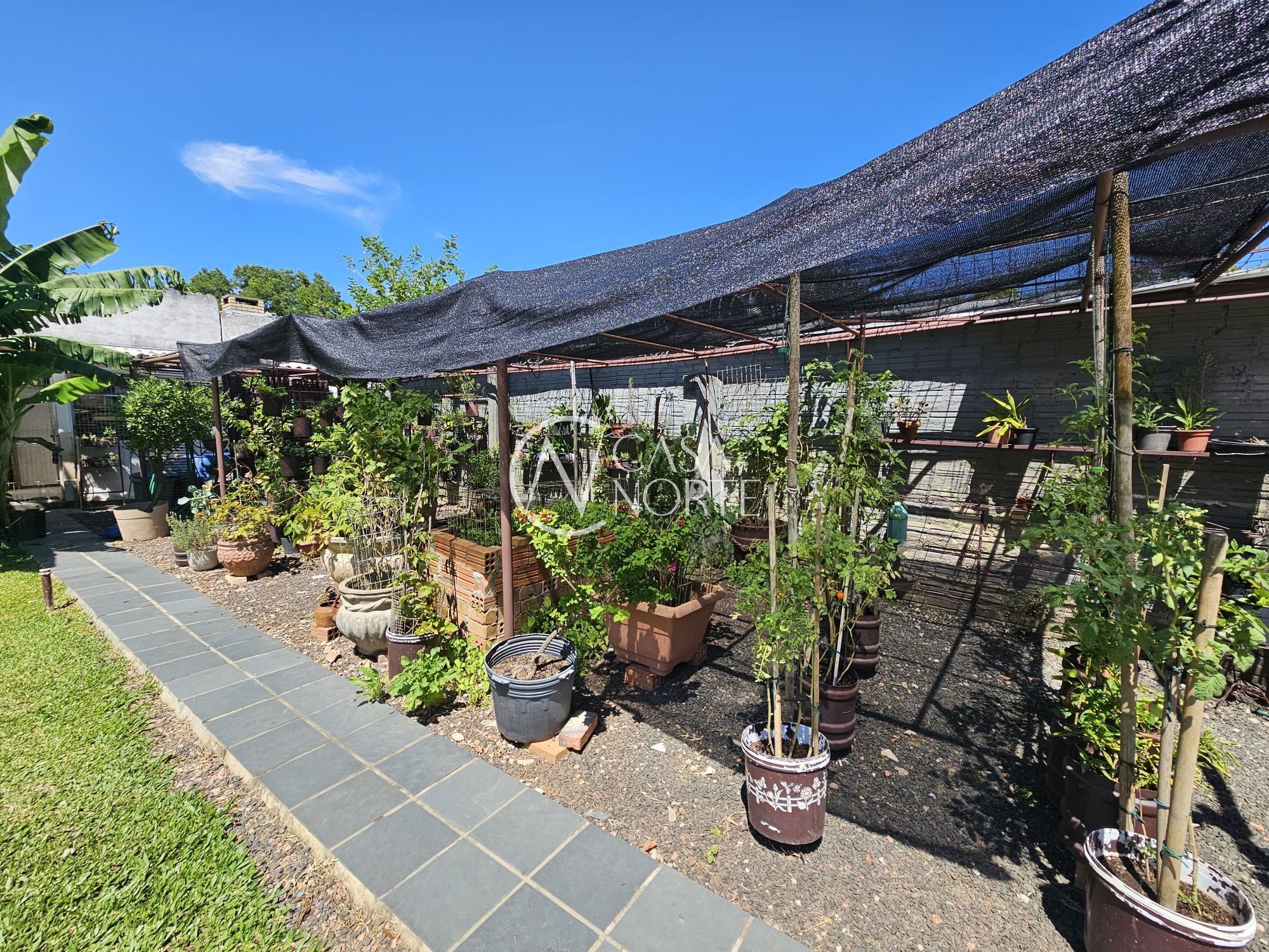 Casa à venda com 3 quartos, 280m², 2 suítes, 2 vagas, Rua Jacipuia no bairro Guarujá em Porto Alegre