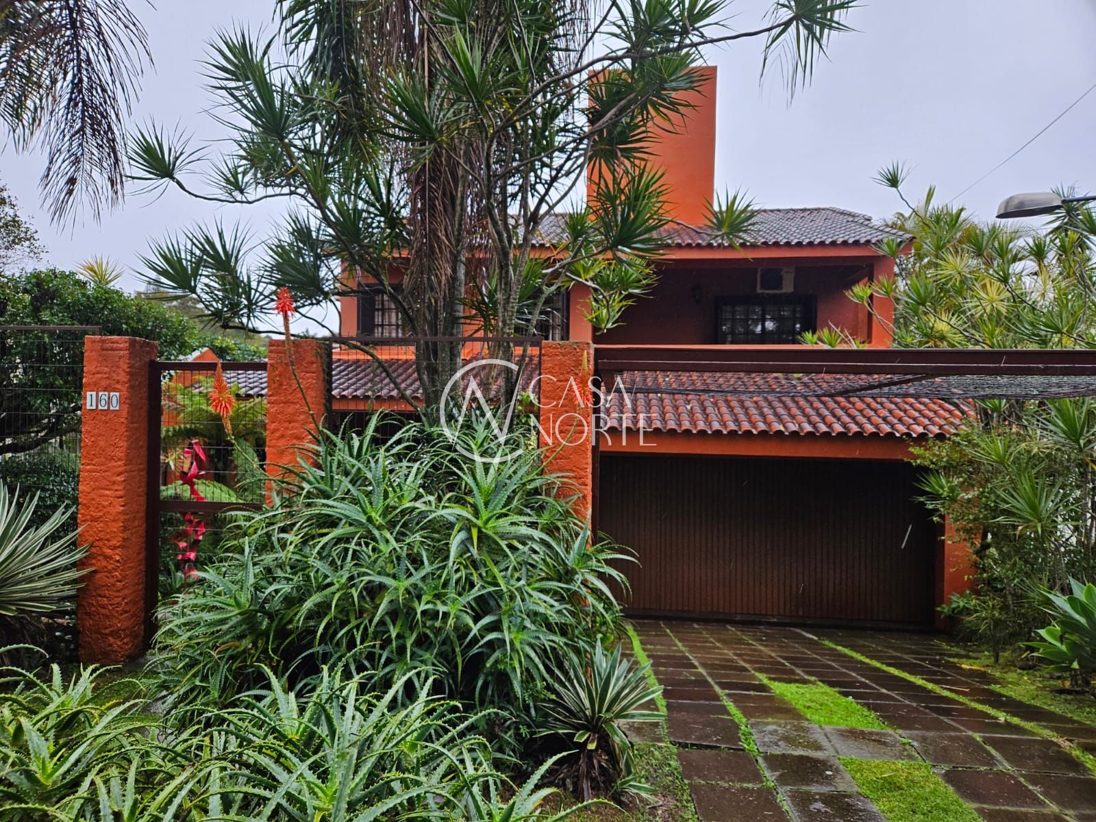 Sobrado à venda com 3 quartos, 245m², 1 suíte, 2 vagas, Rua General Tadeusz Kosciuszko no bairro Jardim Isabel em Porto Alegre