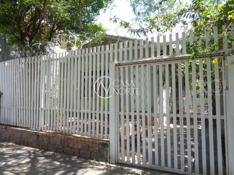 Casa à venda com 3 quartos, 200m², 2 vagas, Rua Arabutan no bairro Navegantes em Porto Alegre