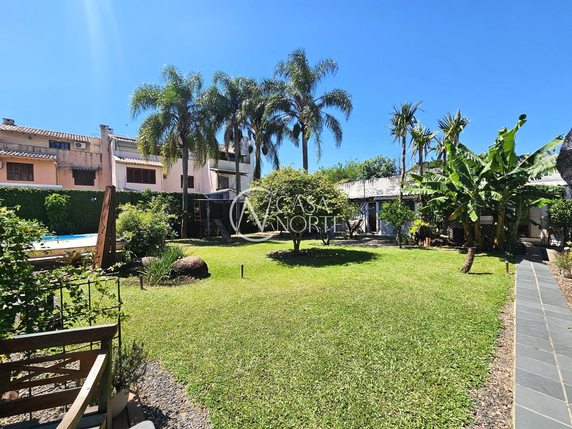 Casa à venda com 3 quartos, 280m², 2 suítes, 2 vagas, Rua Jacipuia no bairro Guarujá em Porto Alegre