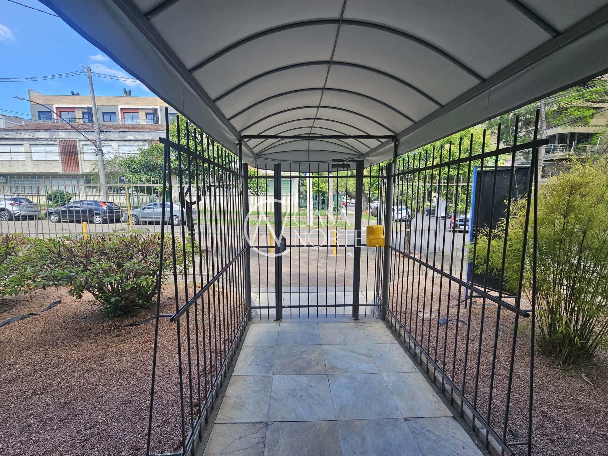 Casa Comercial à venda com 8 quartos, 350m², Rua Santa Cecília no bairro Santa Cecília em Porto Alegre