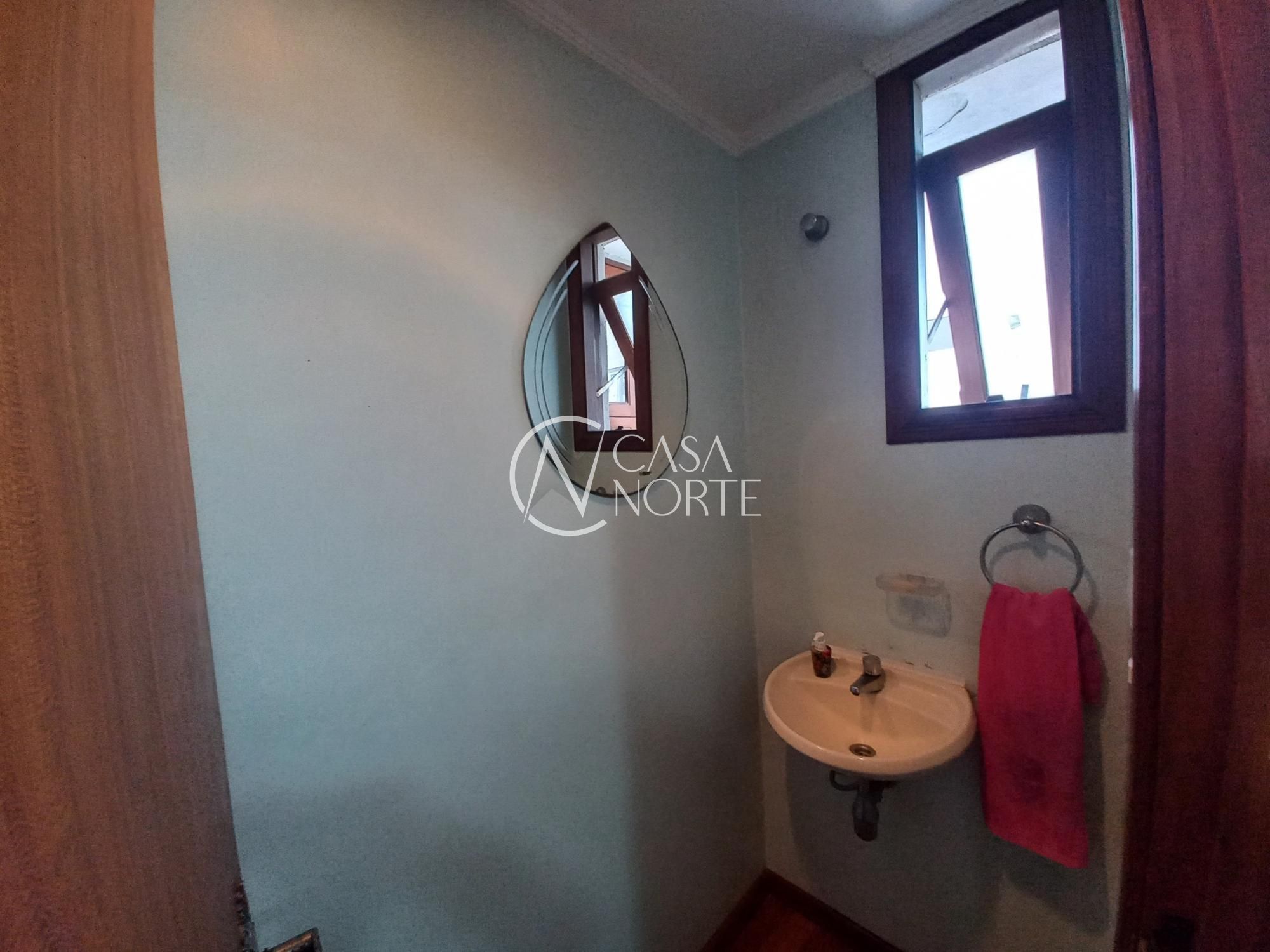 Sobrado à venda com 3 quartos, 178m², 1 suíte, 2 vagas, Rua Doutor Mário Totta no bairro Tristeza em Porto Alegre