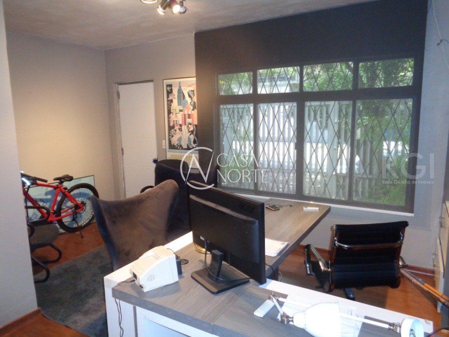 Casa à venda com 3 quartos, 200m², 2 vagas, Rua Arabutan no bairro Navegantes em Porto Alegre