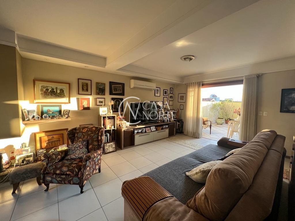 Casa à venda com 4 quartos, 400m², 2 suítes, 3 vagas, Rua Monte Alverne no bairro Chácara das Pedras em Porto Alegre