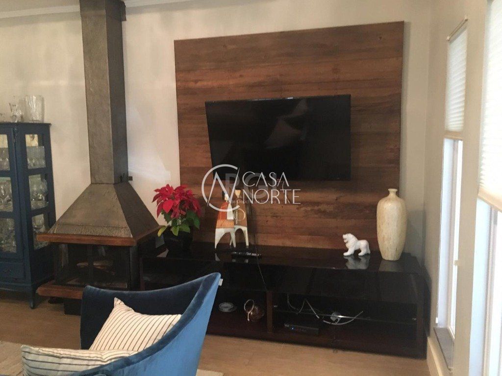 Casa à venda com 3 quartos, 230m², 3 suítes, 3 vagas, Avenida Teixeira Mendes no bairro Chácara das Pedras em Porto Alegre