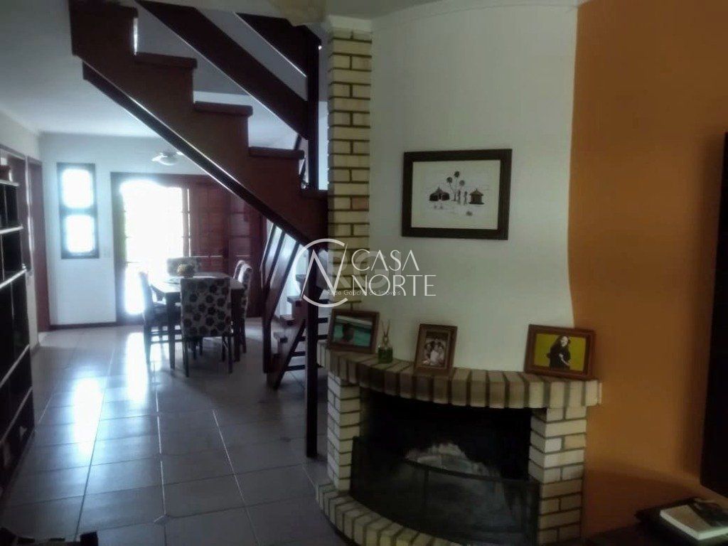 Casa à venda com 3 quartos, 188m², 1 suíte, 2 vagas, Rua Dona Elvira no bairro Ipanema em Porto Alegre