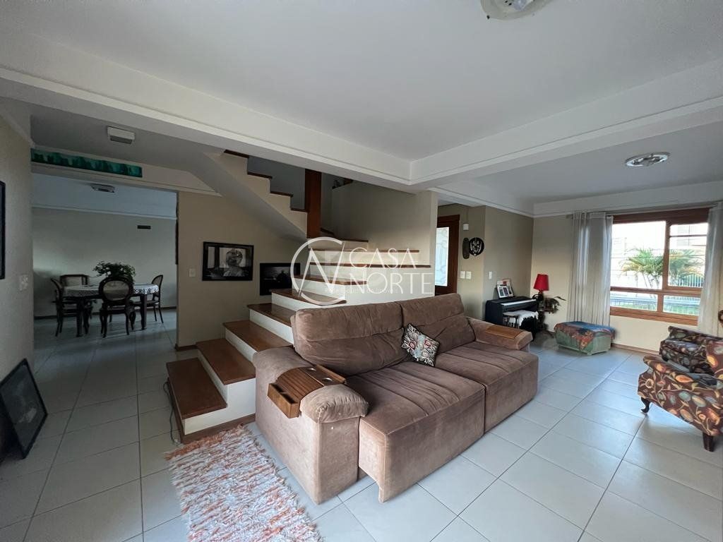 Casa à venda com 4 quartos, 400m², 2 suítes, 3 vagas, Rua Monte Alverne no bairro Chácara das Pedras em Porto Alegre