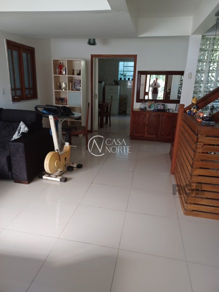 Casa à venda com 3 quartos, 250m², 3 suítes, 3 vagas, Rua Barao do Amazonas no bairro Partenon em Porto Alegre