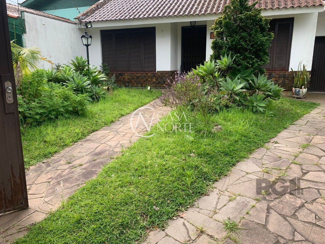 Casa à venda com 3 quartos, 157m², 2 vagas, Rua Mura no bairro Guarujá em Porto Alegre