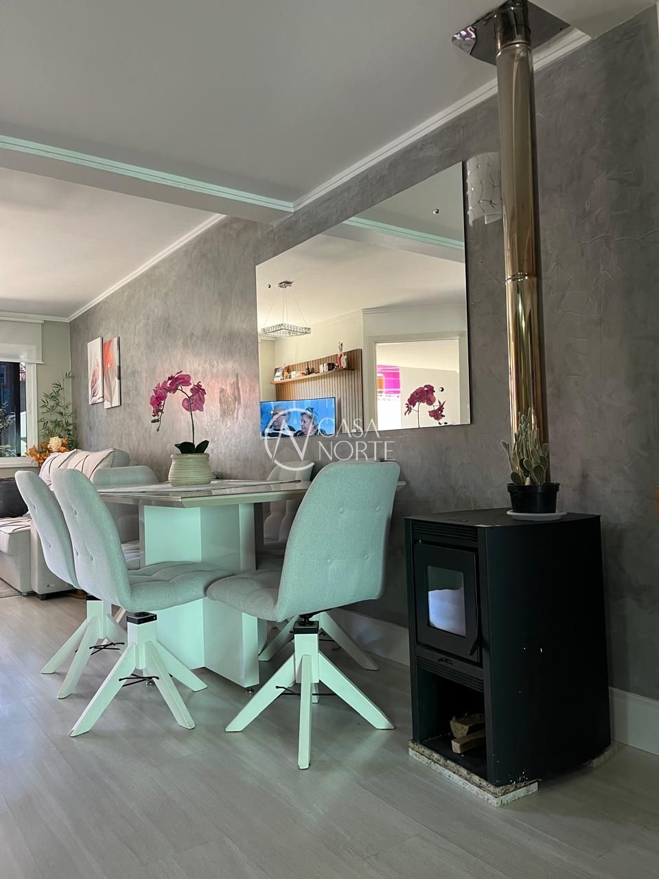 Casa à venda com 3 quartos, 110m², 1 suíte, 2 vagas, Rua José Antônio Chaise no bairro Hípica em Porto Alegre