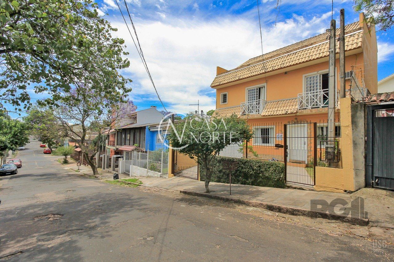 Casa à venda com 3 quartos, 237m², 1 suíte, 3 vagas, Rua Landel de Moura no bairro Tristeza em Porto Alegre
