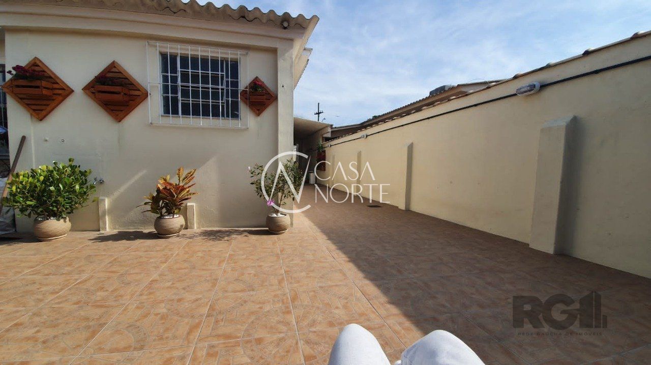 Casa à venda com 3 quartos, 210m², 1 suíte, 4 vagas, Rua dos Guenoas no bairro Guarujá em Porto Alegre