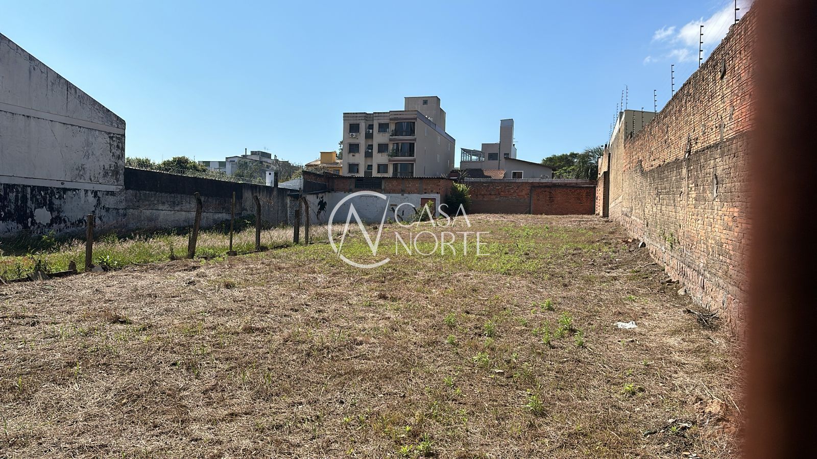 Terreno à venda  com 550m², Rua Upamaroti no bairro Cristal em Porto Alegre