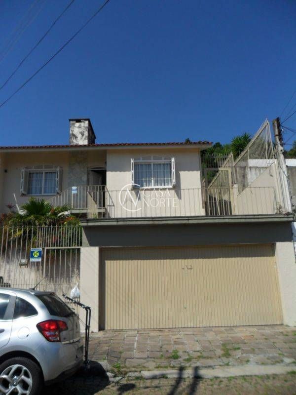 Casa à venda com 3 quartos, 348m², 1 suíte, 2 vagas, Travessa Miguel Pereira no bairro Medianeira em Porto Alegre