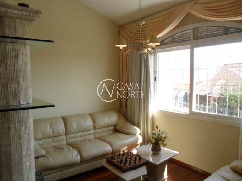 Casa à venda com 3 quartos, 348m², 1 suíte, 2 vagas, Travessa Miguel Pereira no bairro Medianeira em Porto Alegre